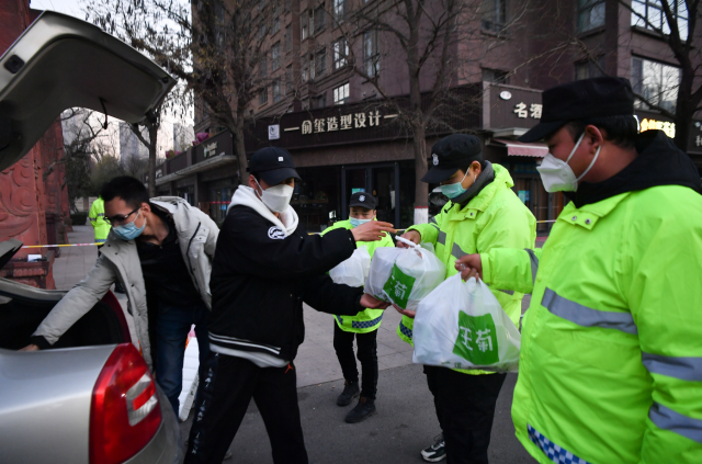 12月21日，西安熱心市民為防疫工作者送餐,。