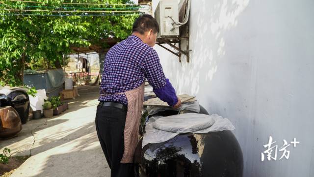  柚子酒使用瓦缸盛放发酵