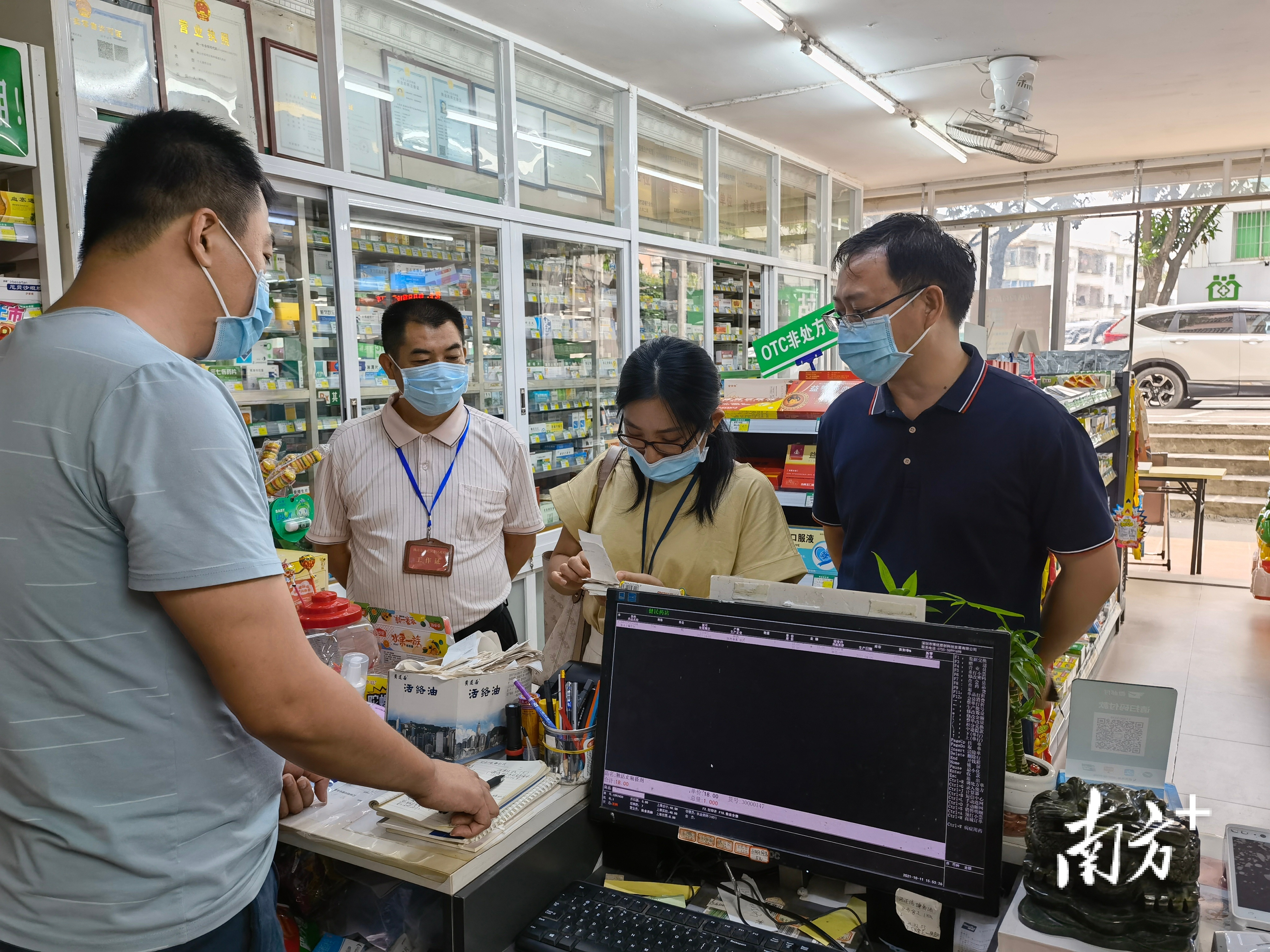 高明区社保局工作人员到区内医保定点零售药店进行专项检查。高明社保供图
