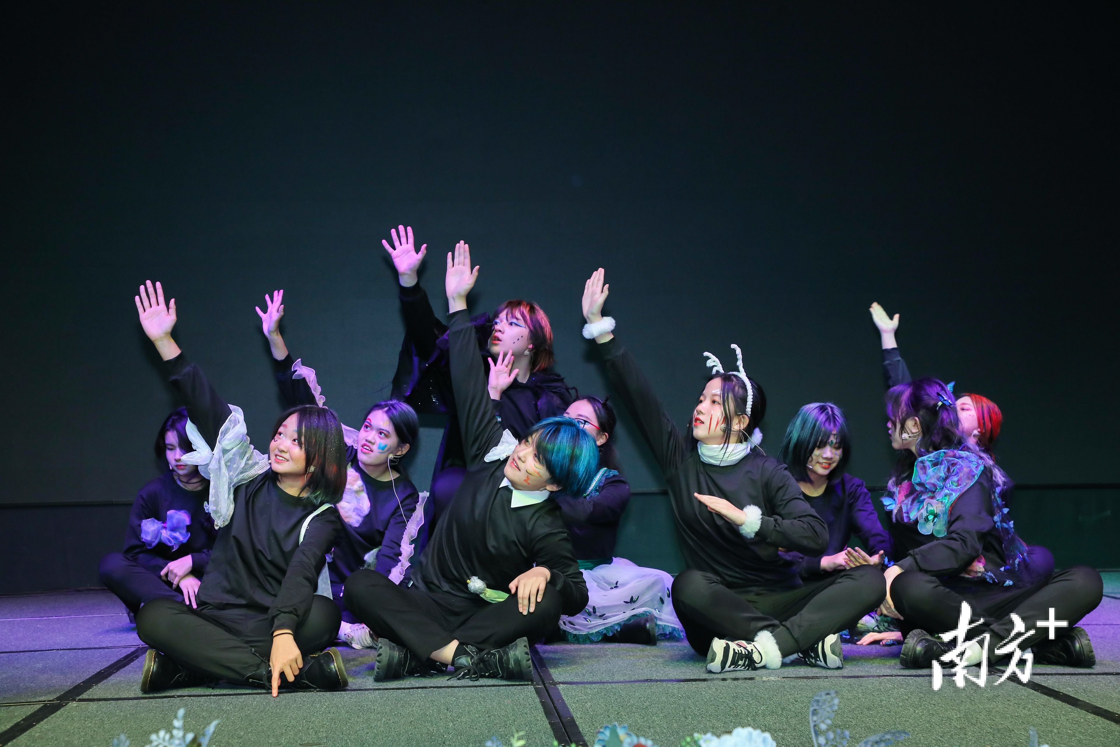 辰美学子倾情演绎话剧《卡夫卡变虫记》。通讯员供图