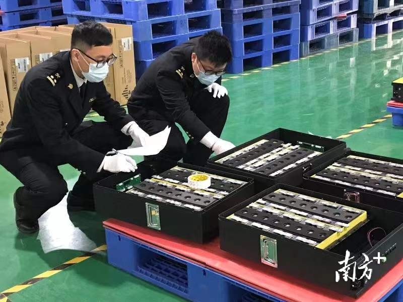 佛山海关驻禅城办事处工作人员到企业对出口蓄电池进行监管。