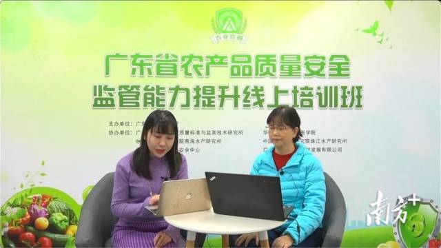 廣東省農業(yè)科學院三級研究員李穎（右）