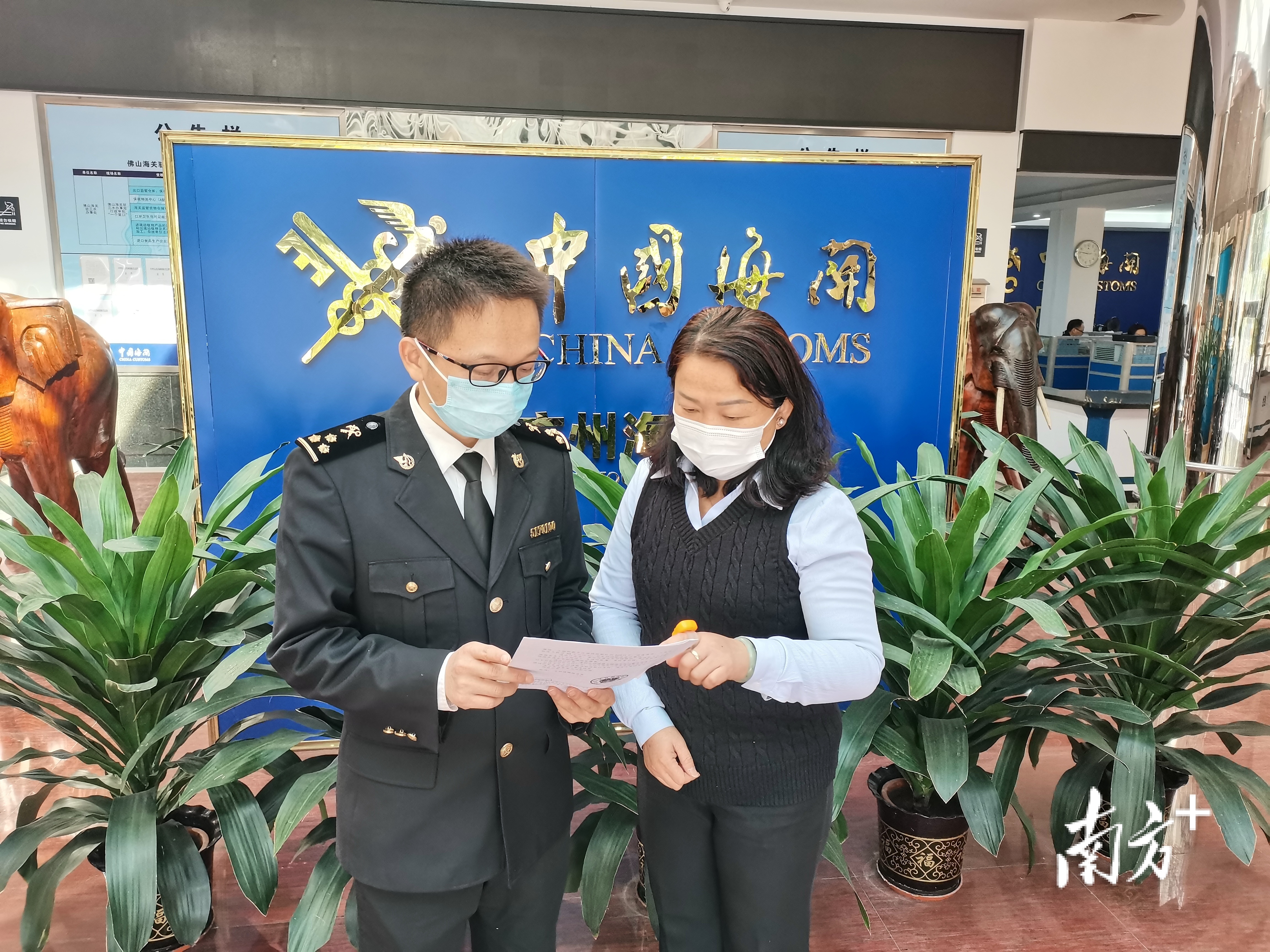 佛山海关驻三水办事关员向企业人员讲解“主动披露”政策要点。