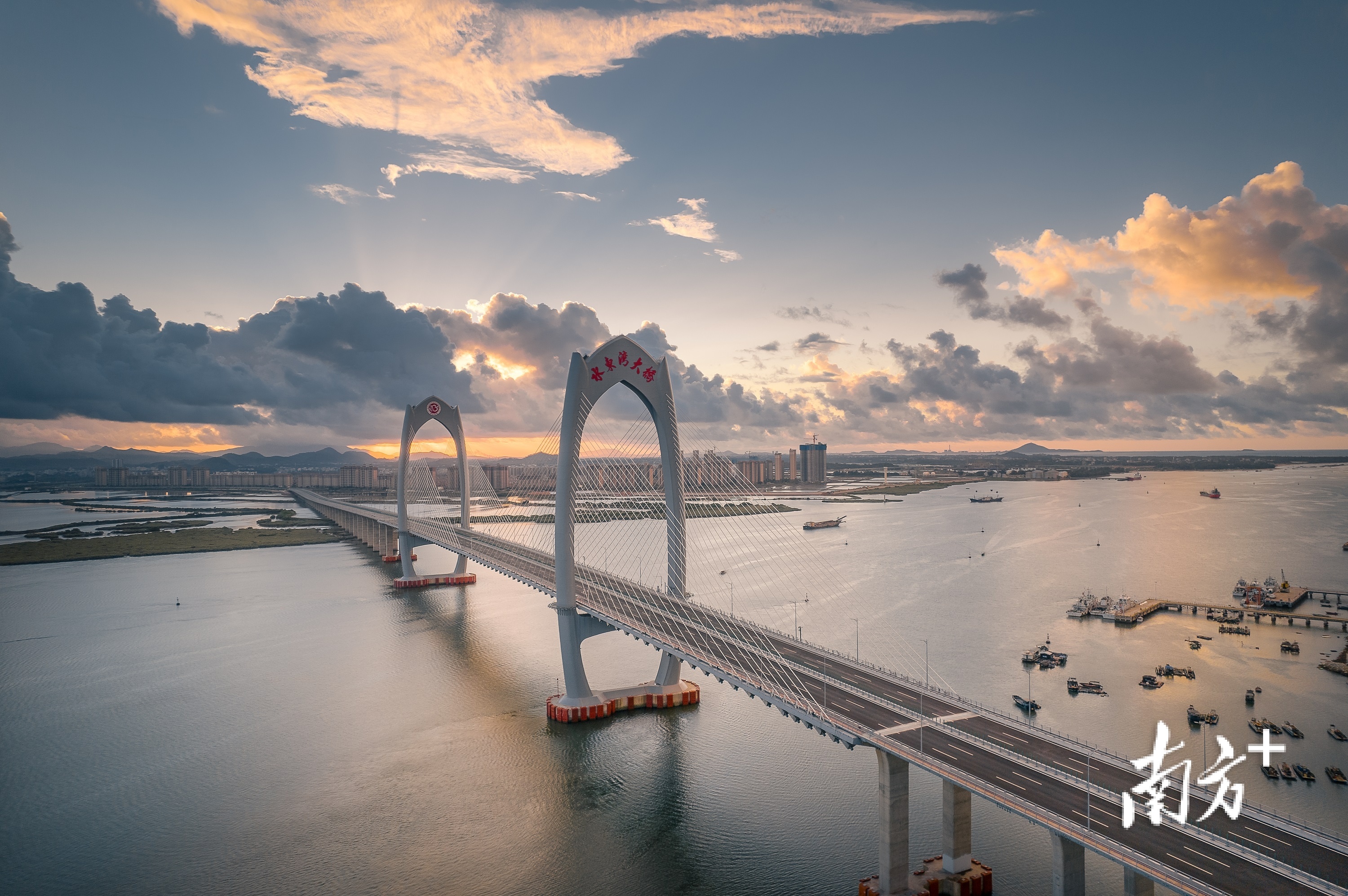 茂名首座跨海大桥——水东湾大桥，连接茂名南海、旦场两大片区，同时也是广东滨海旅游公路组成部分。  李康华摄