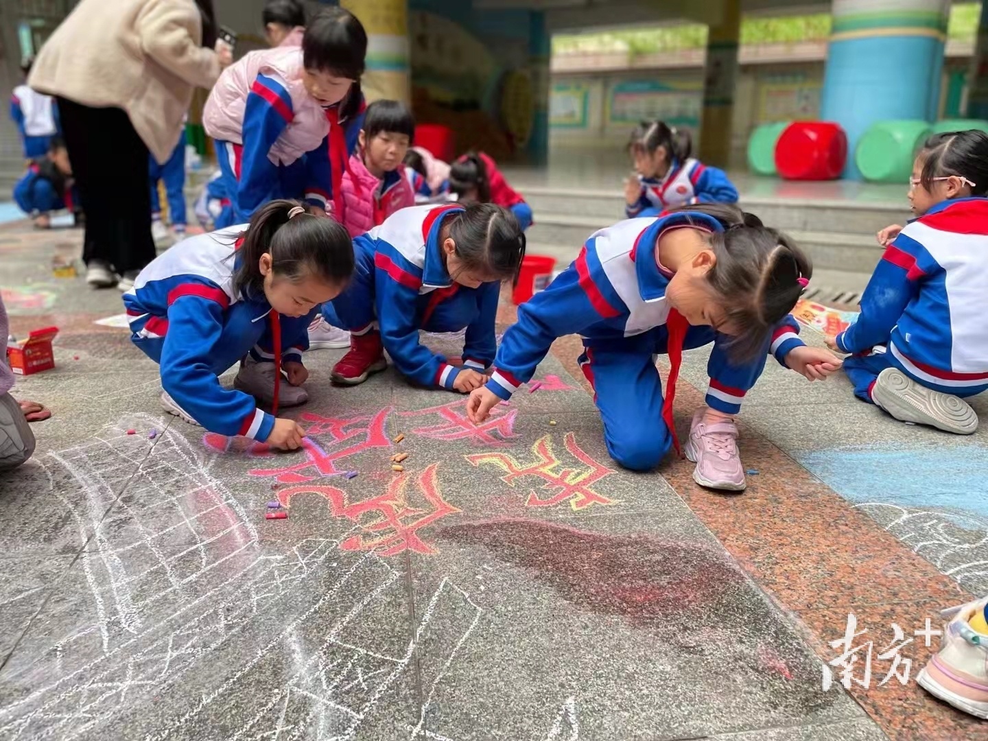 孩子们在认真创作。