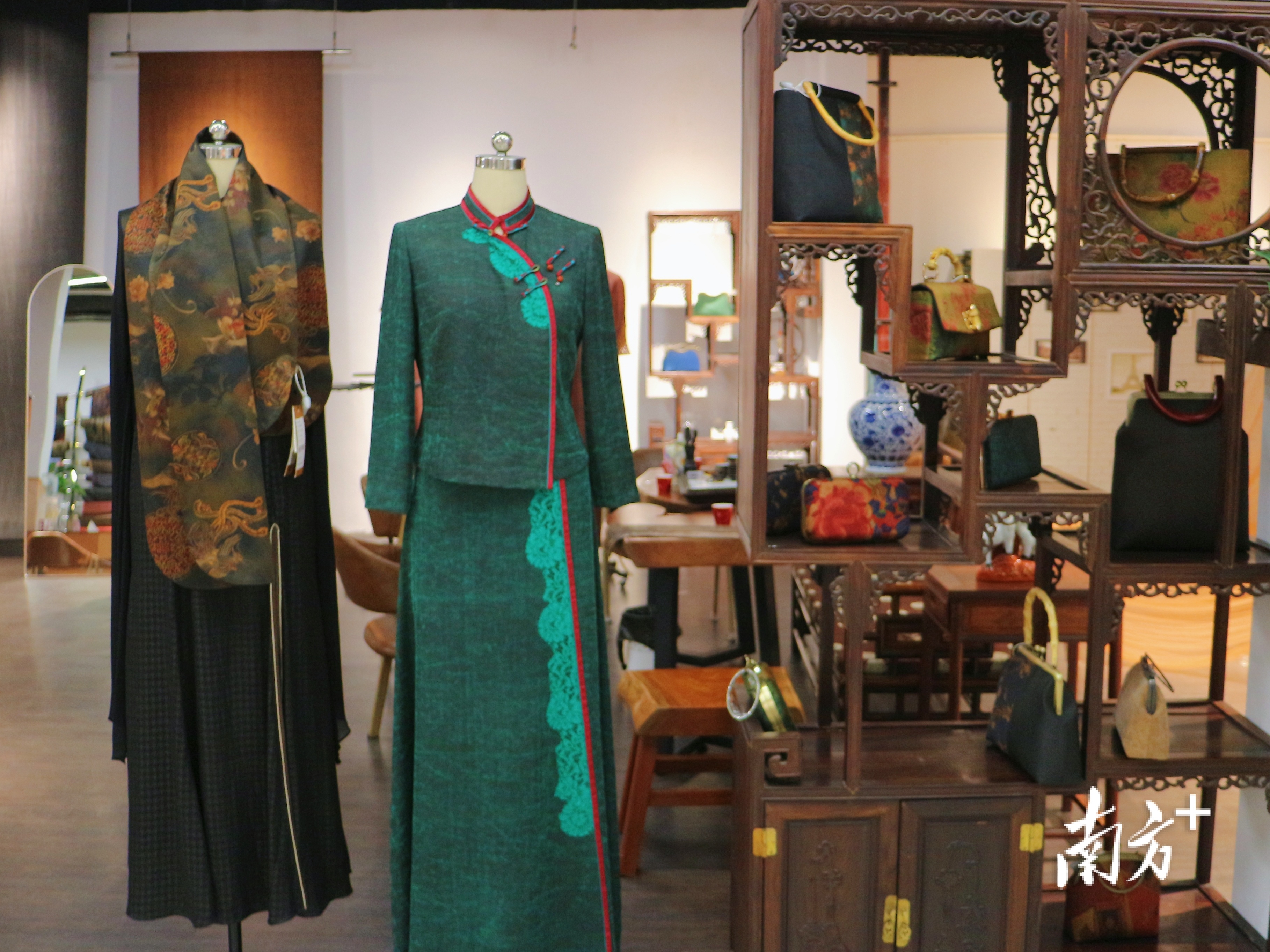 唐贤香云纱生活馆内，玲珑满目的是香云纱产品。  张艳青 摄