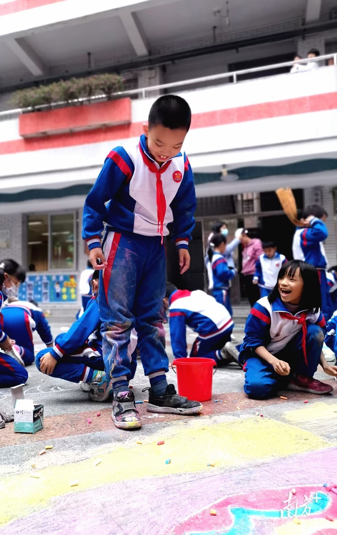 孩子们在认真创作。