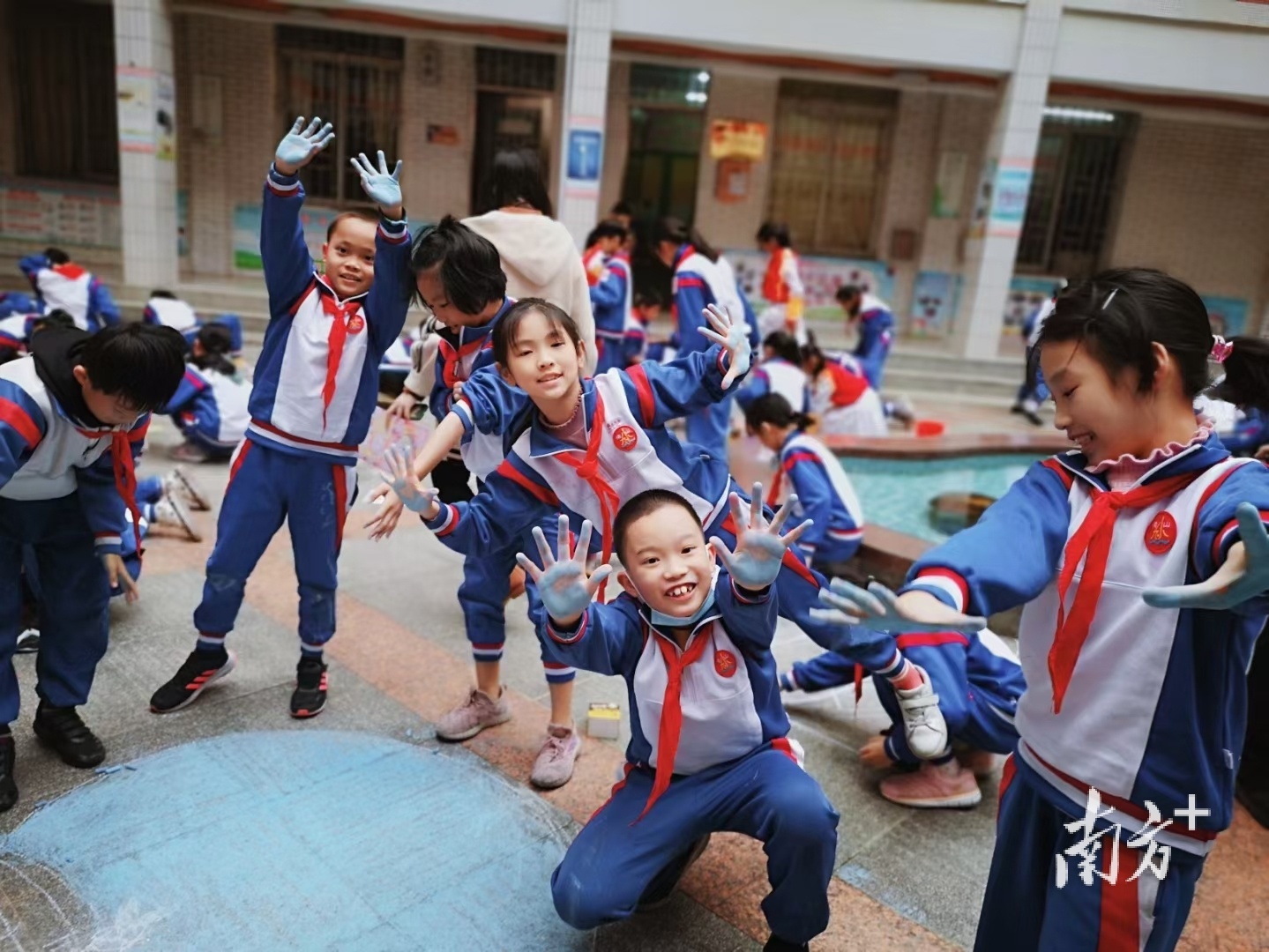 孩子们在认真创作。