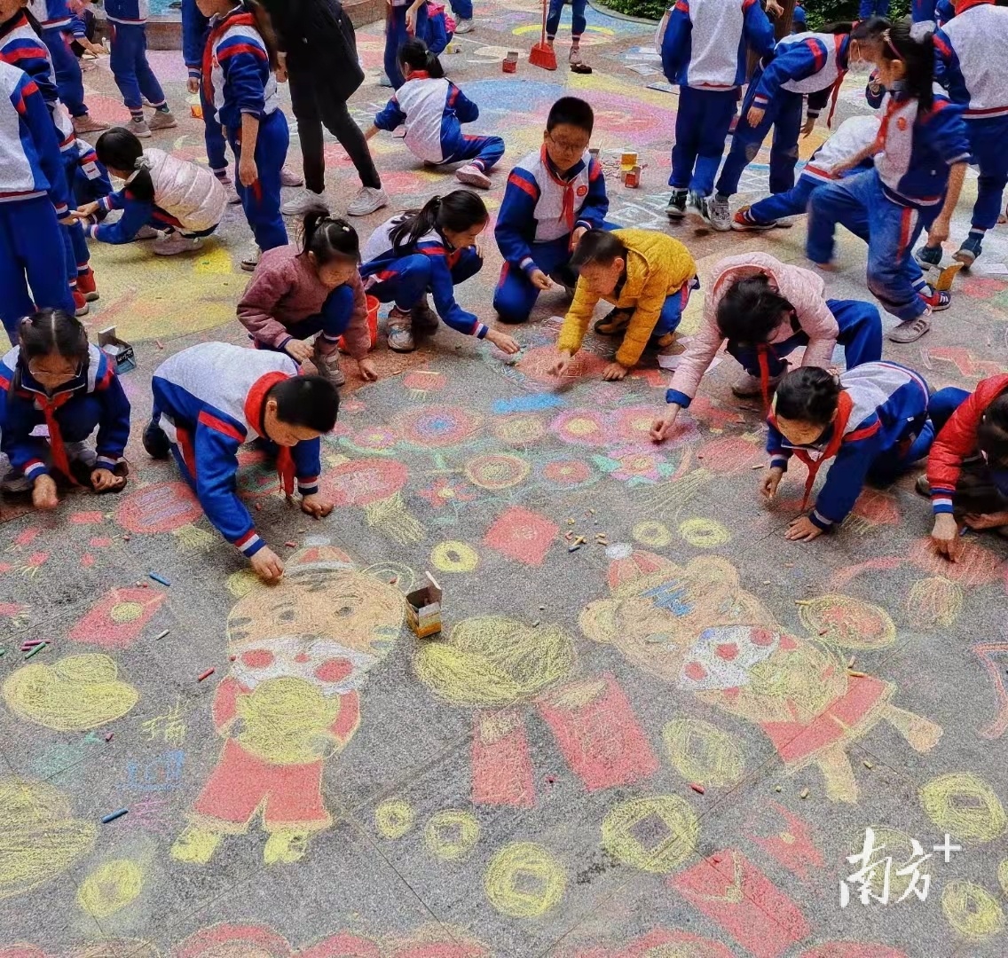 孩子们在认真创作。