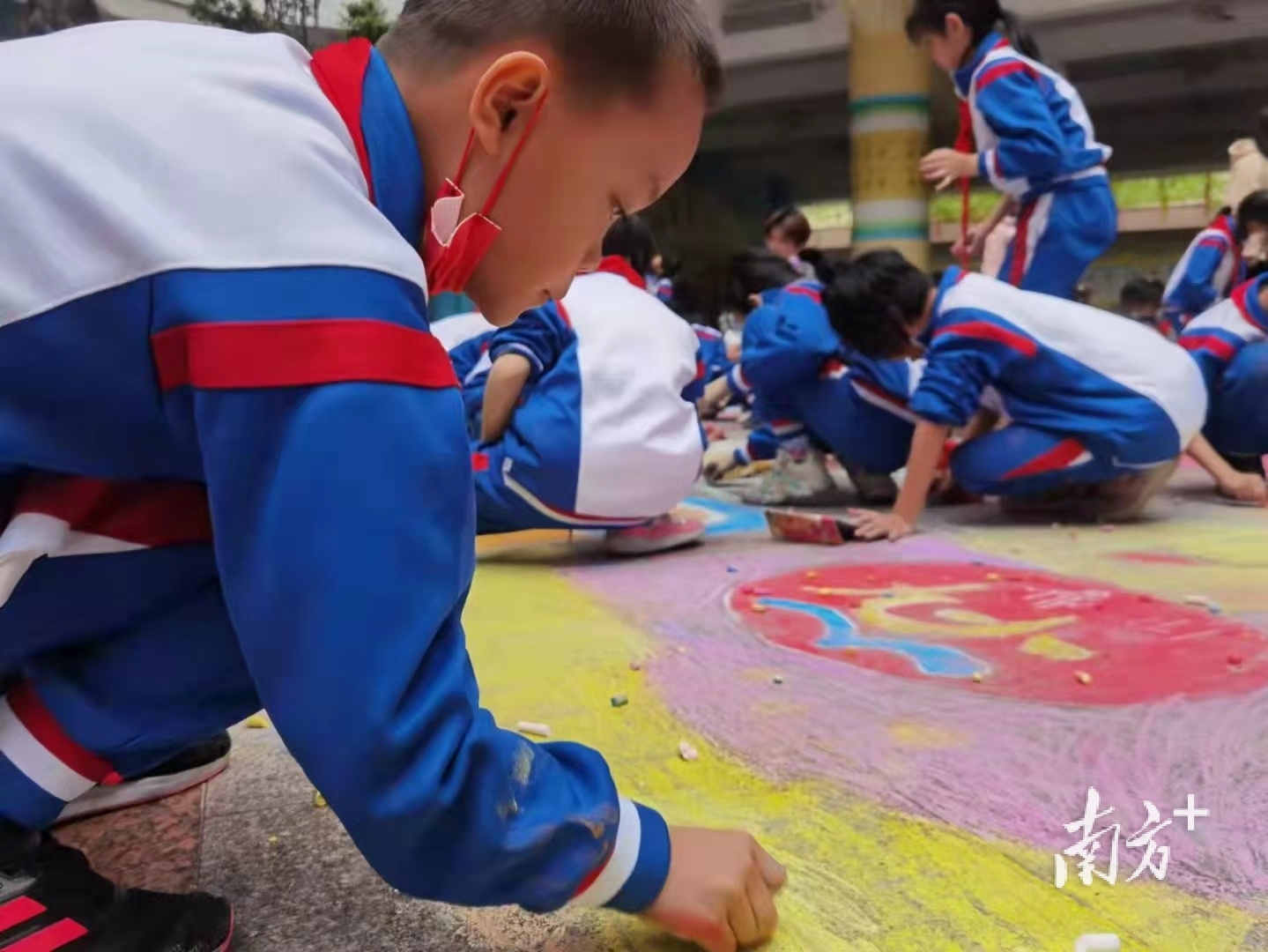 孩子们在认真创作。