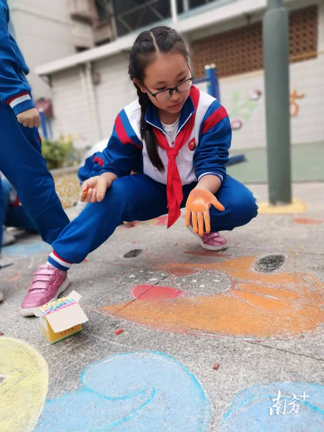 孩子们在认真创作。