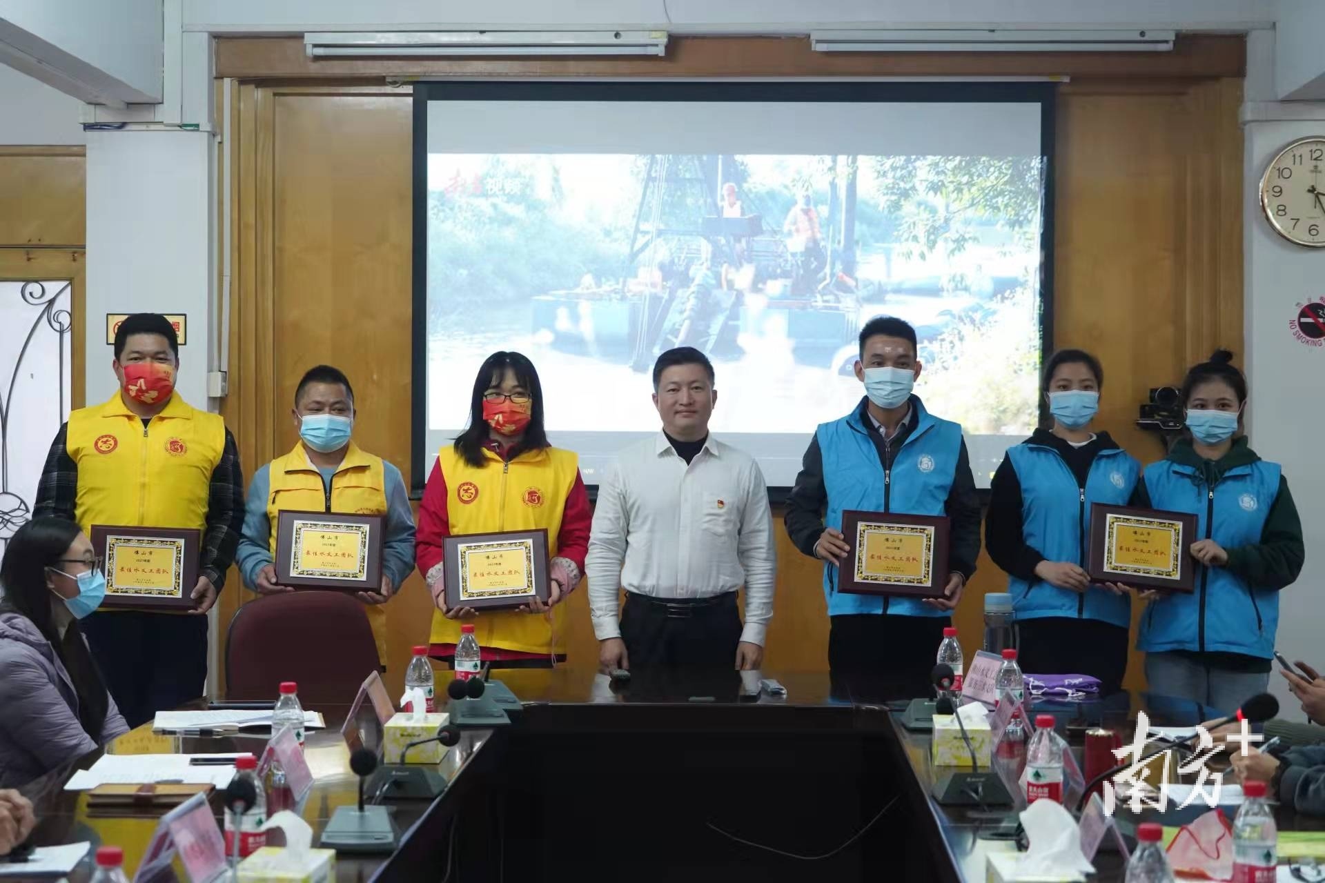 佛山总结2021年全市水义工工作开展情况，嘉许年度最美水义工及最佳水义工团队，同时聘任佛山市九大流域民间河长。杨馥铫 摄