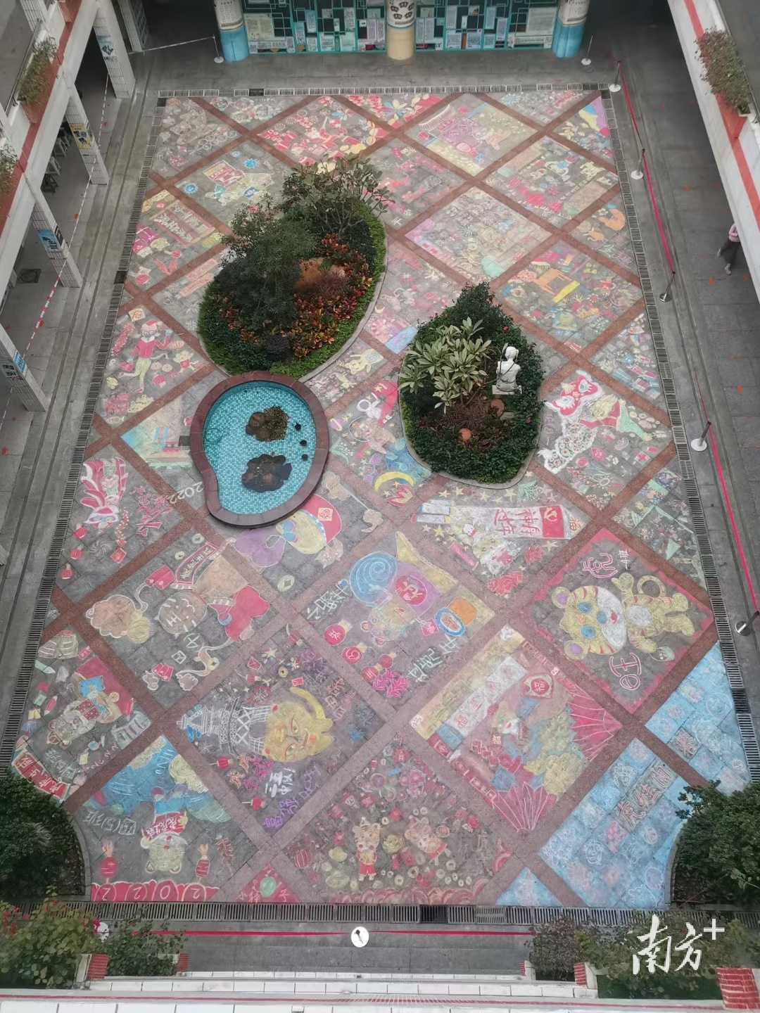 孩子们以班级为单位进行集体创作。