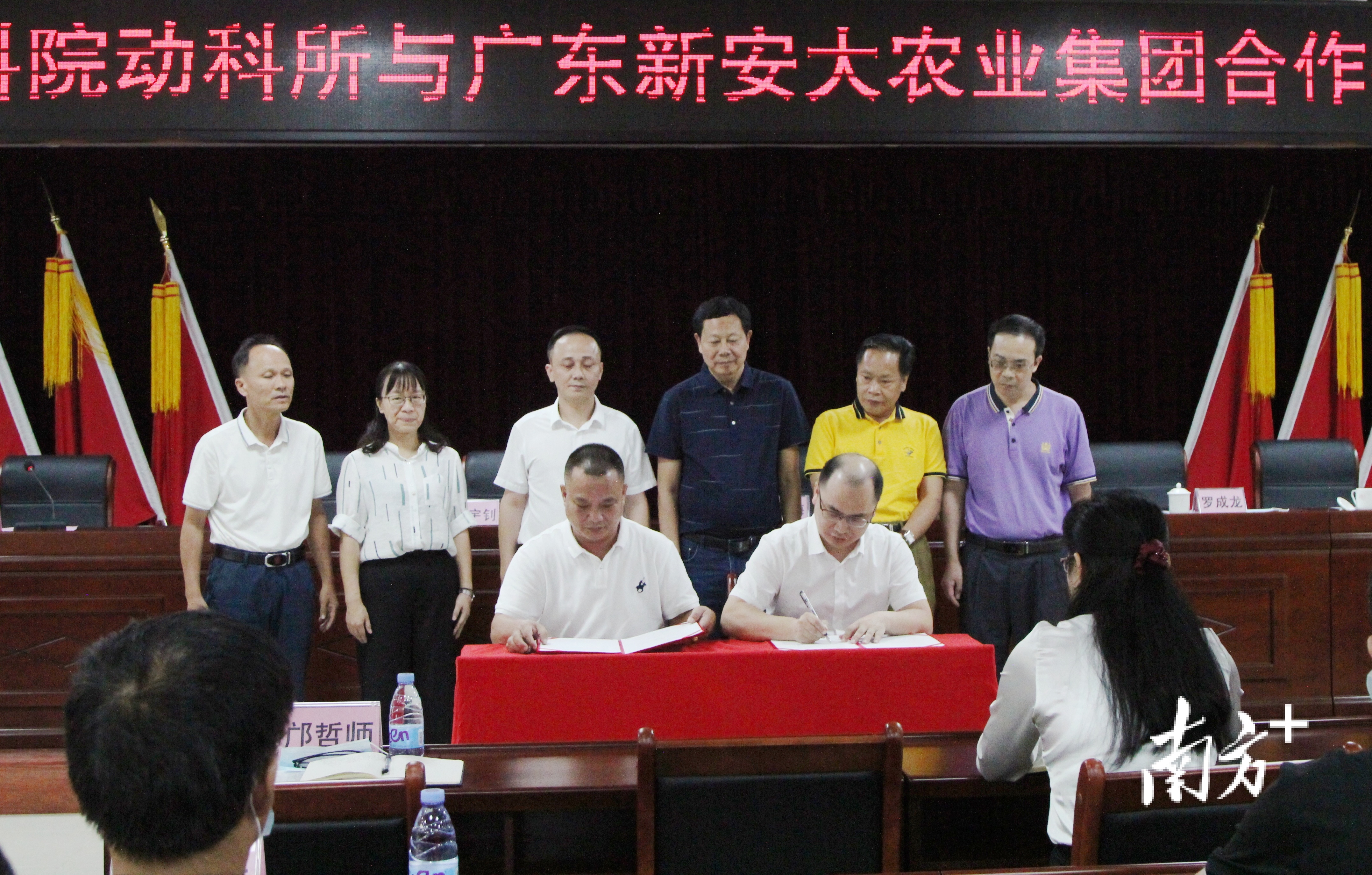 签约仪式。 签约仪式。