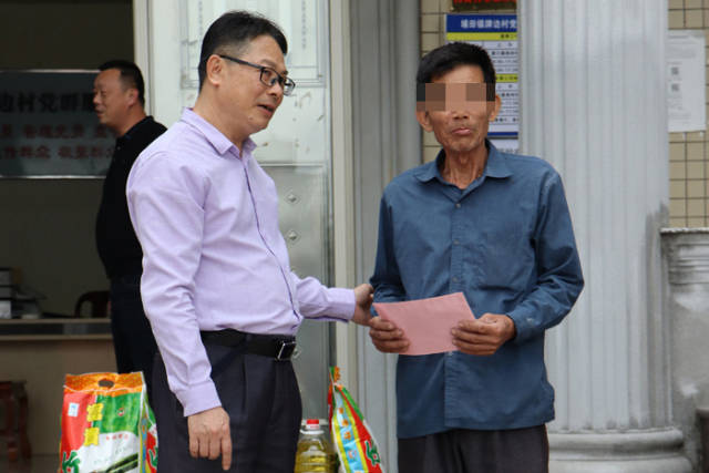 民进揭阳市委会副主委孙捷敏（左一）参加慰问活动。