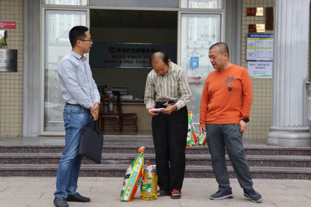 民进揭阳市委会副主委潘旭鹏（左一），委员、社会服务工委主任杨创辉（右一）参加慰问活动。