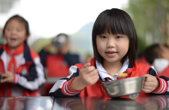 贵州省遵义市全面推行义务教育阶段营养改善计划，确保学生吃得饱、吃得好、吃得健康。