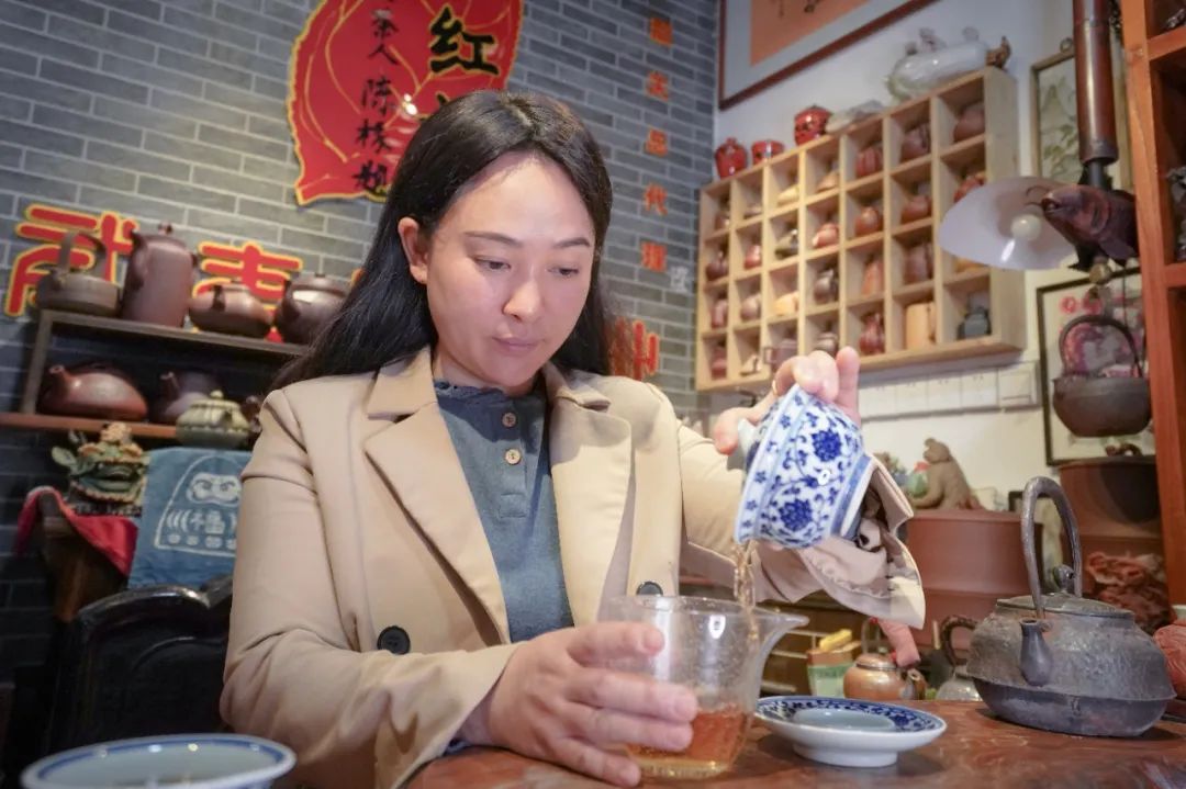 林晓荷用南水水库优质水源冲泡功夫茶。