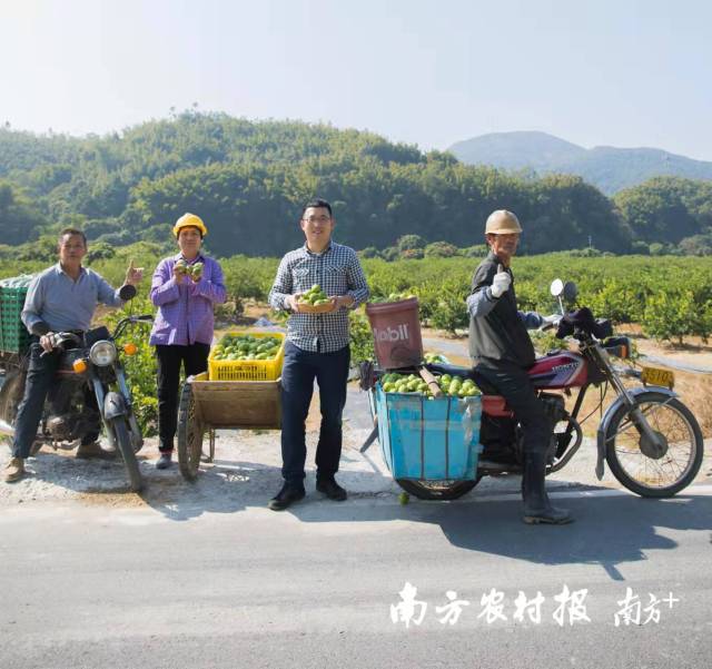 冯冠杰与合作社的社员。南方农村报 吴秒衡 拍摄