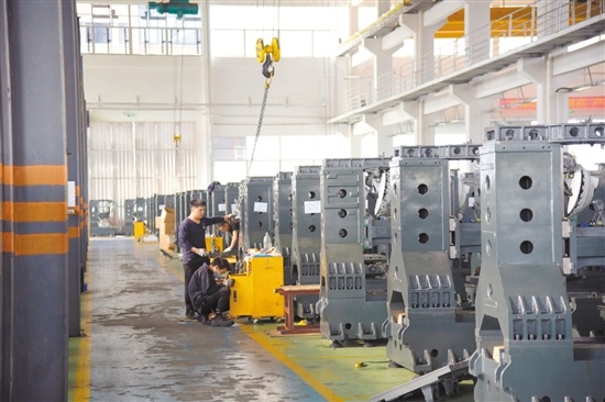 广东艾普升智能装备有限公司厂房内，工人们在有序生产。