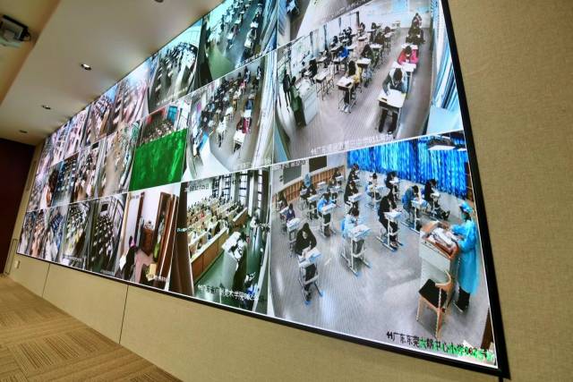 滞留在东莞市大朗镇的考生,在大朗中心小学、新民小学两个考点参加考试。(广东省教育考试院指挥监控中心监控画面) 滞留在东莞市大朗镇的考生,在大朗中心小学、新民小学两个考点参加考试。(广东省教育考试院指挥监控中心监控画面)