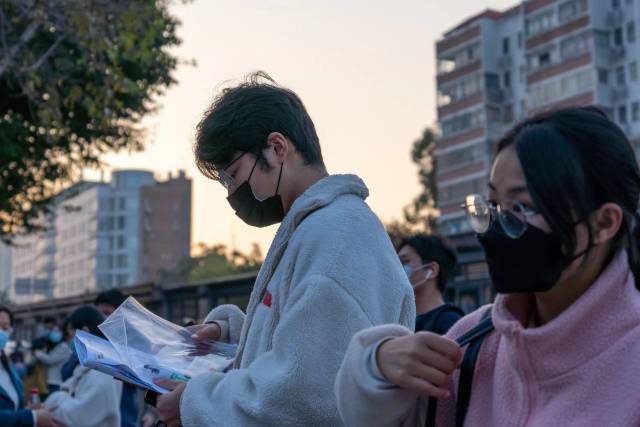 考生进入考点前抓紧时间复习。 考生进入考点前抓紧时间复习。