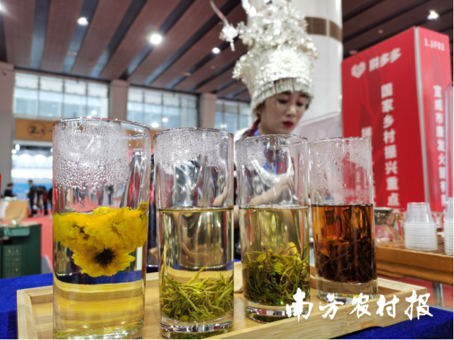 △在展会现场，来自贵州都匀的参展商向观众推荐当地的茶叶。 展昭 摄