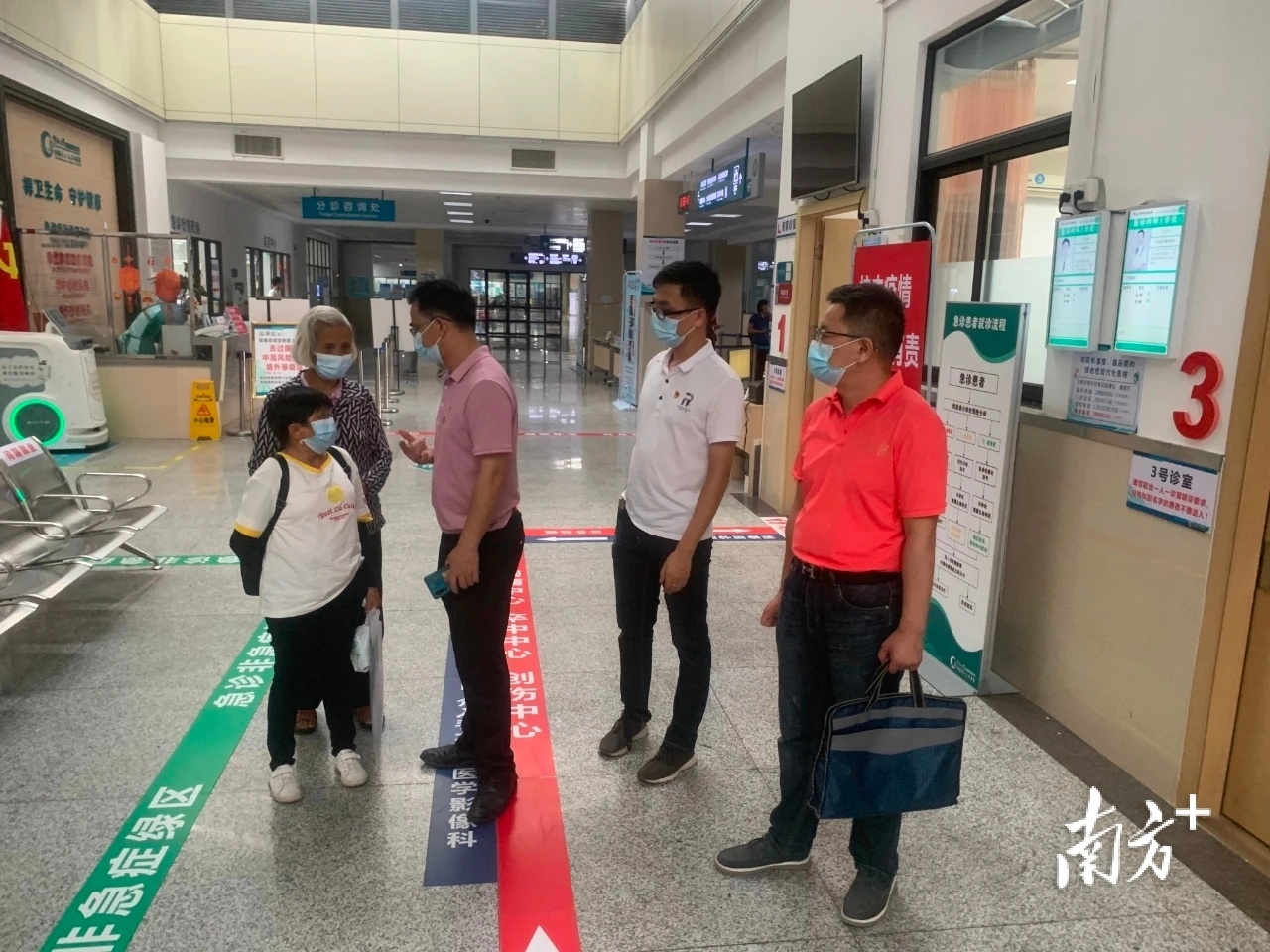 佛山市驻肇庆帮扶干部积极开展“三深入三围绕”为群众办实事活动，图为暨南大学附属顺德医院为肇庆市广宁县古水镇提供医疗救助。佛山市驻肇庆市帮扶指挥部供图