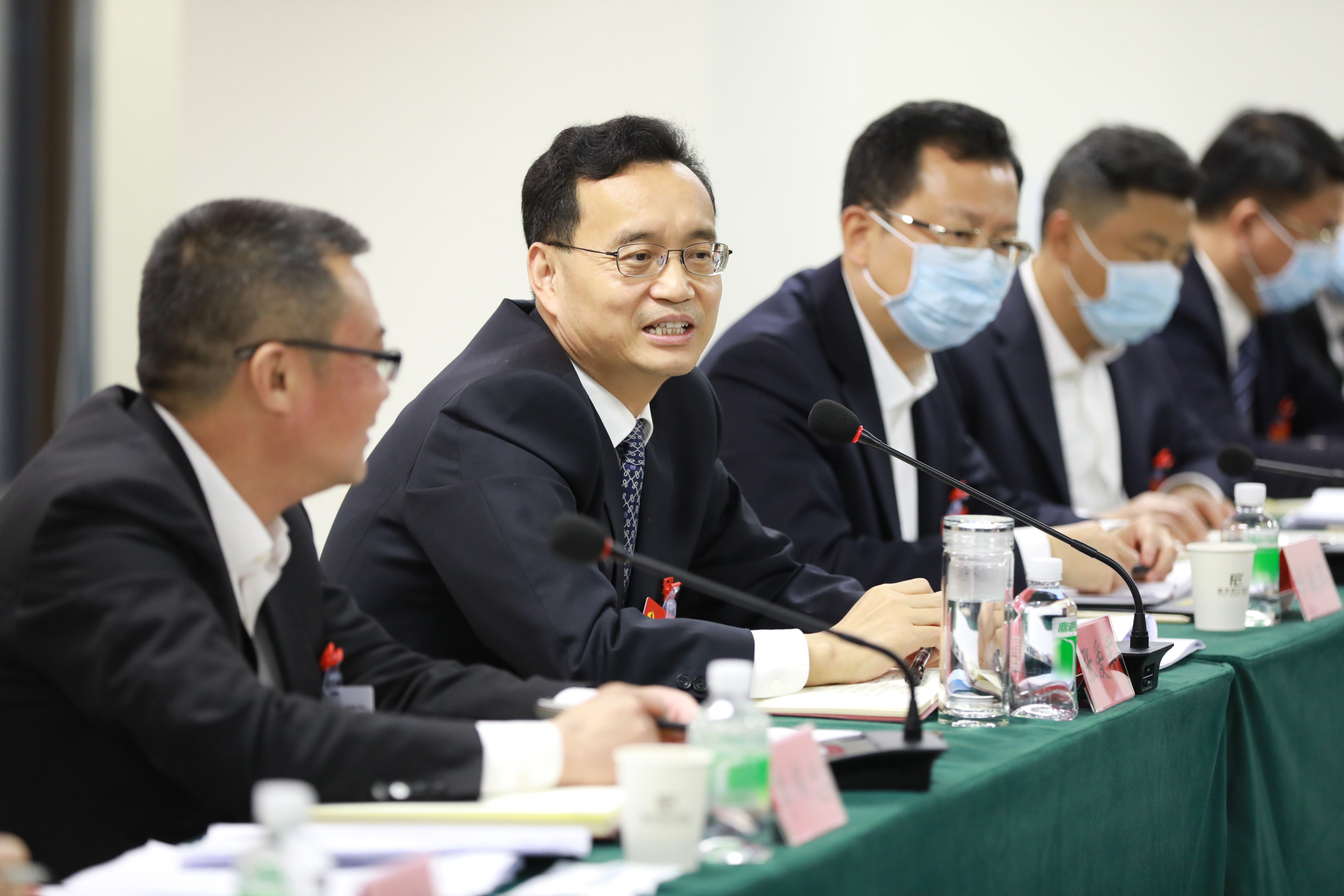 张爱军到肇庆市第十三次党代会四会代表团参加分组讨论.刘春林 摄
