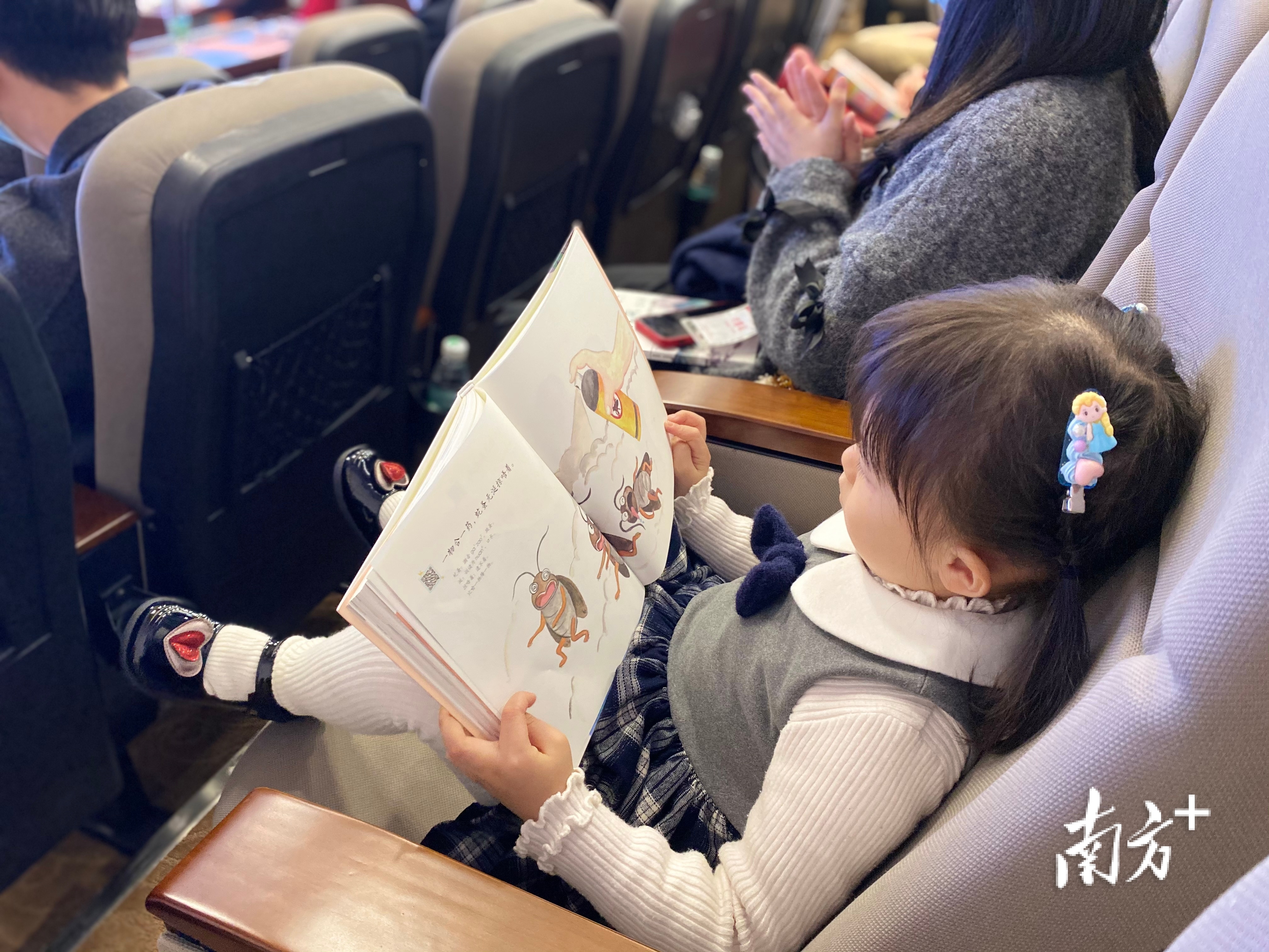 《潮人好家风》丛书是给潮汕孩子的礼物。现场有小朋友开始自行阅读。  南方+ 肖燕菁 拍摄