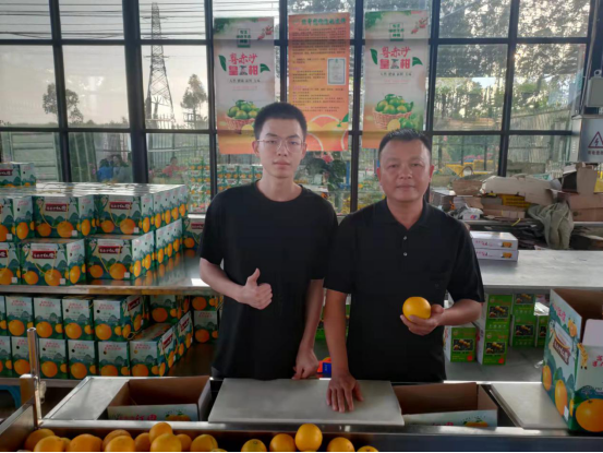 梁柏霖（左）与父亲梁飞龙