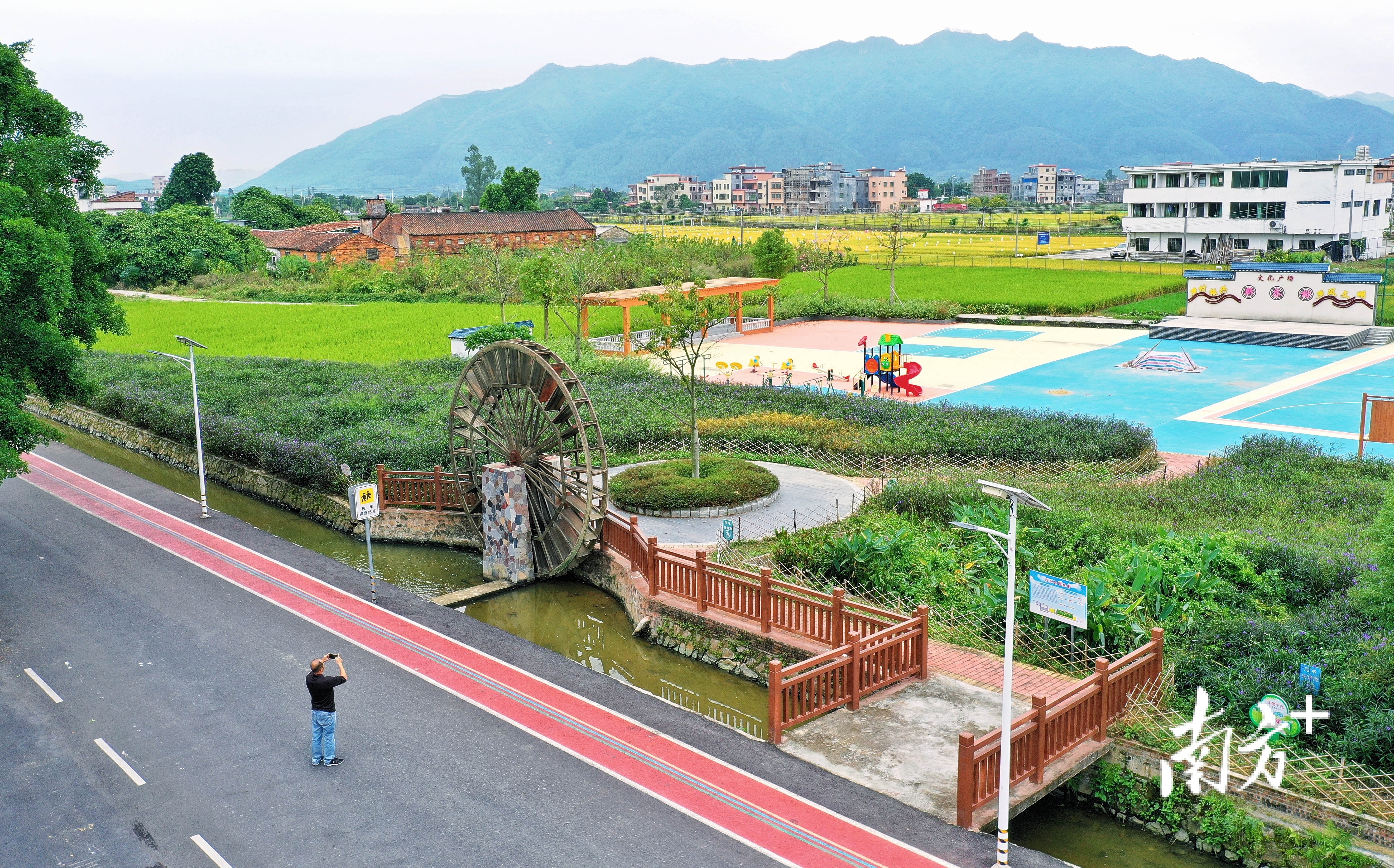 清新区三坑镇安庆村文化广场,游客在拍照打卡。南方日报记者 曾亮超 摄 清新区三坑镇安庆村文化广场,游客在拍照打卡。南方日报记者 曾亮超 摄