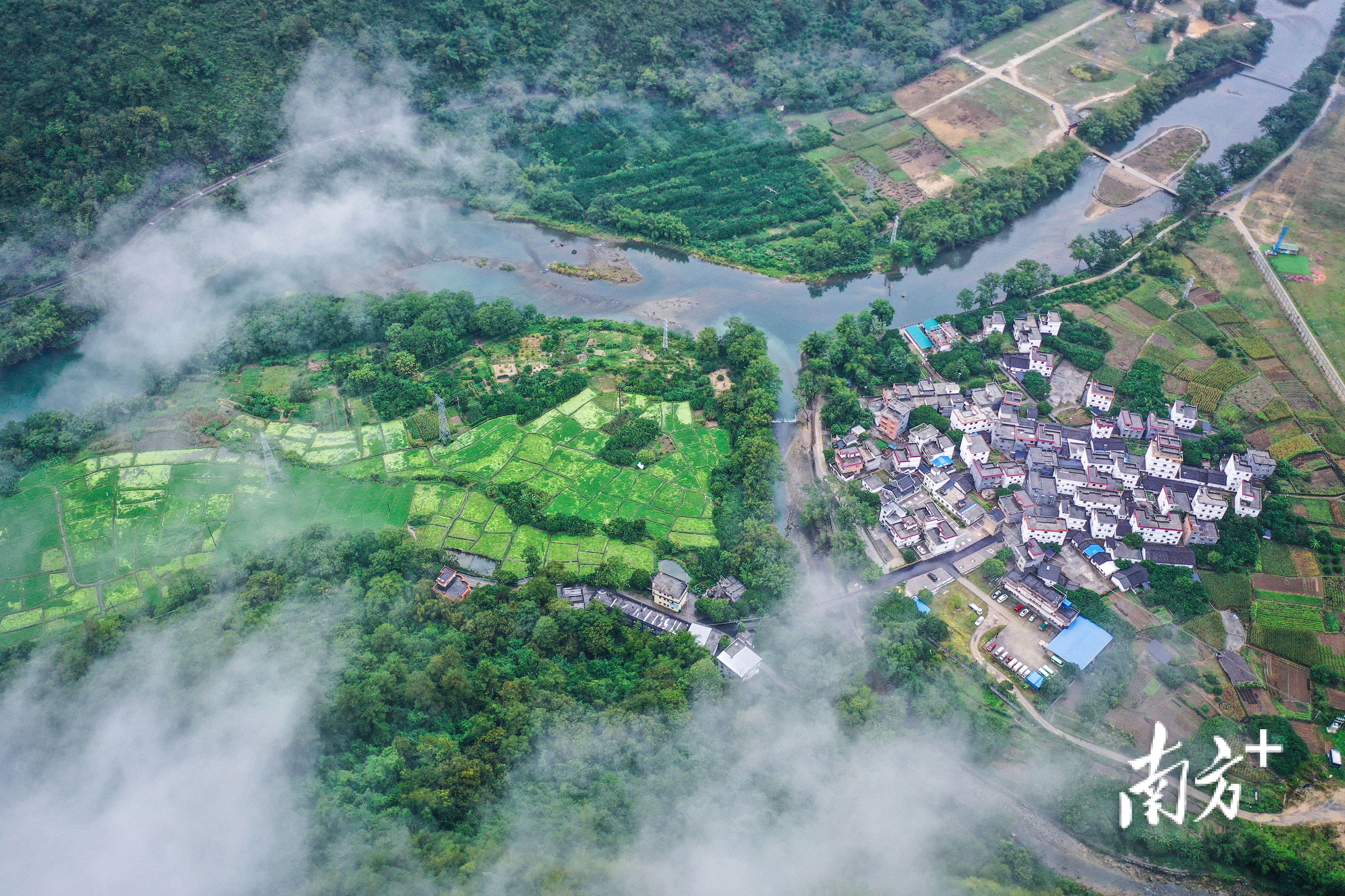 雨中俯瞰清远阳山岭背镇蒲芦洲村.南方日报记者 曾亮超 摄