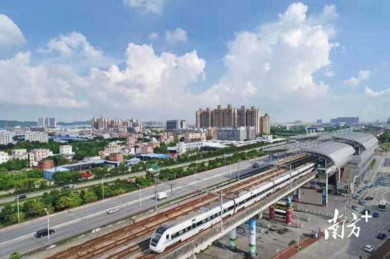 轨道成为佛山融入粤港澳大湾区的重要支撑。戴嘉信 摄 轨道成为佛山融入粤港澳大湾区的重要支撑。戴嘉信 摄