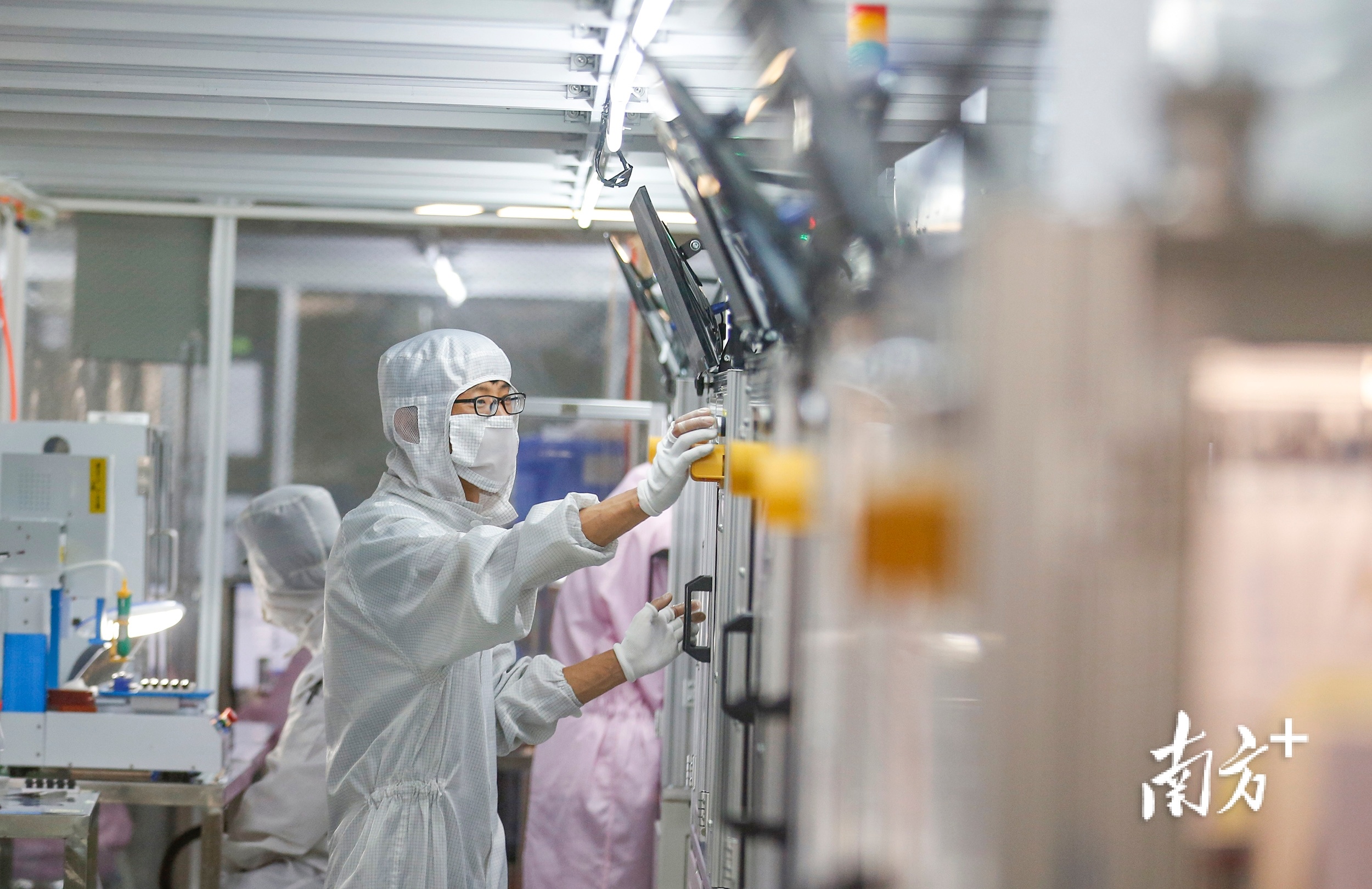 过去五年,中山市高新技术企业数量达到2300家。图为联合光电无尘车间。 南方+ 叶志文 拍摄 过去五年,中山市高新技术企业数量达到2300家。图为联合光电无尘车间。 南方+ 叶志文 拍摄