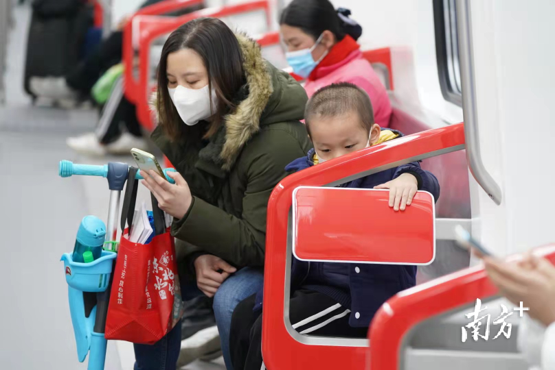 列车内设置了小靠背，供站着的市民使用。戴嘉信摄