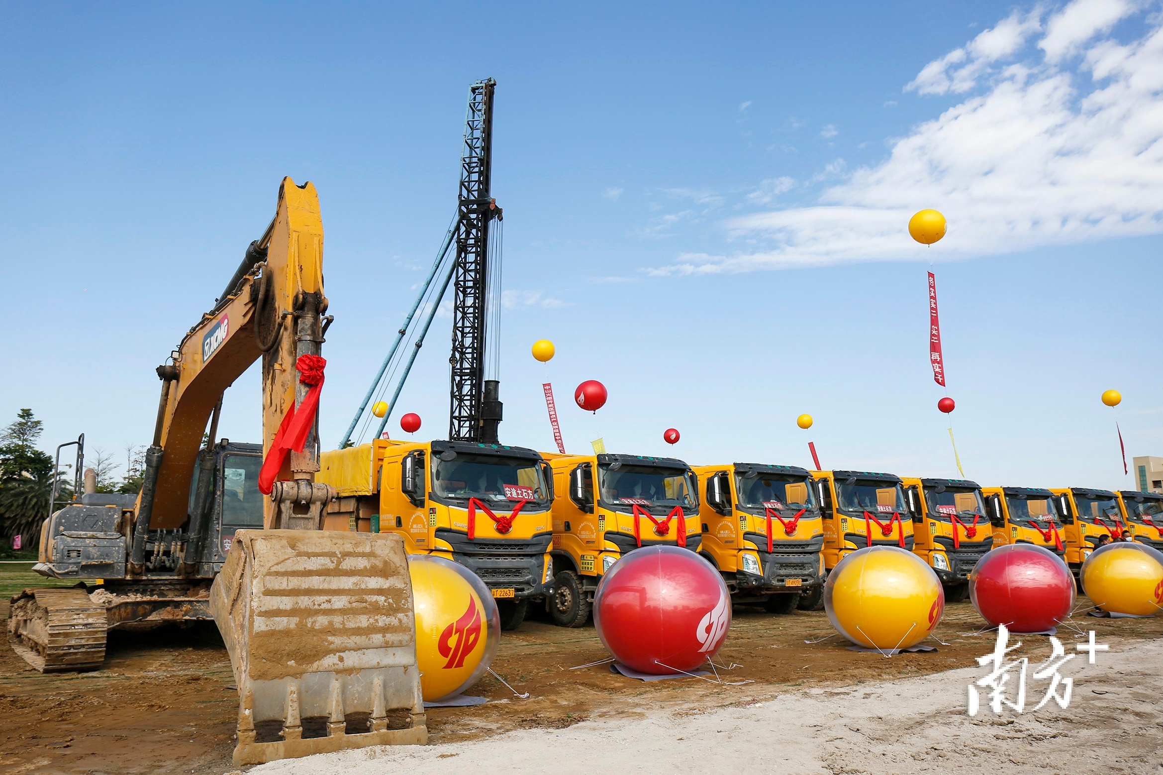 火炬开发区创新项目“拿地即动工”的新速度,从土地摘牌成交到取得《建筑工程施工许可证》等证件,全程用时缩短至16分钟内。图为火炬开发区项目集中动工现场。 南方+ 叶志文 拍摄 火炬开发区创新项目“拿地即动工”的新速度,从土地摘牌成交到取得《建筑工程施工许可证》等证件,全程用时缩短至16分钟内。图为火炬开发区项目集中动工现场。 南方+ 叶志文 拍摄