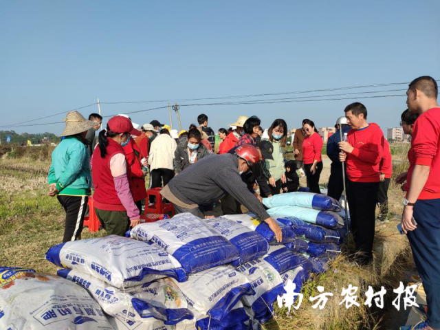 向村民发放有机肥料和菌剂