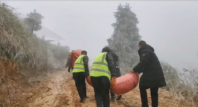 应急救援队运输饲料