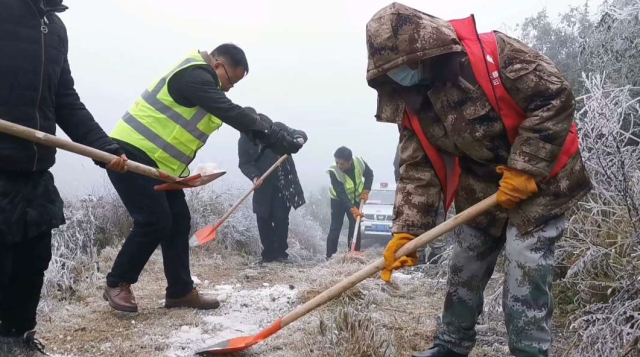 应急救援队撒盐