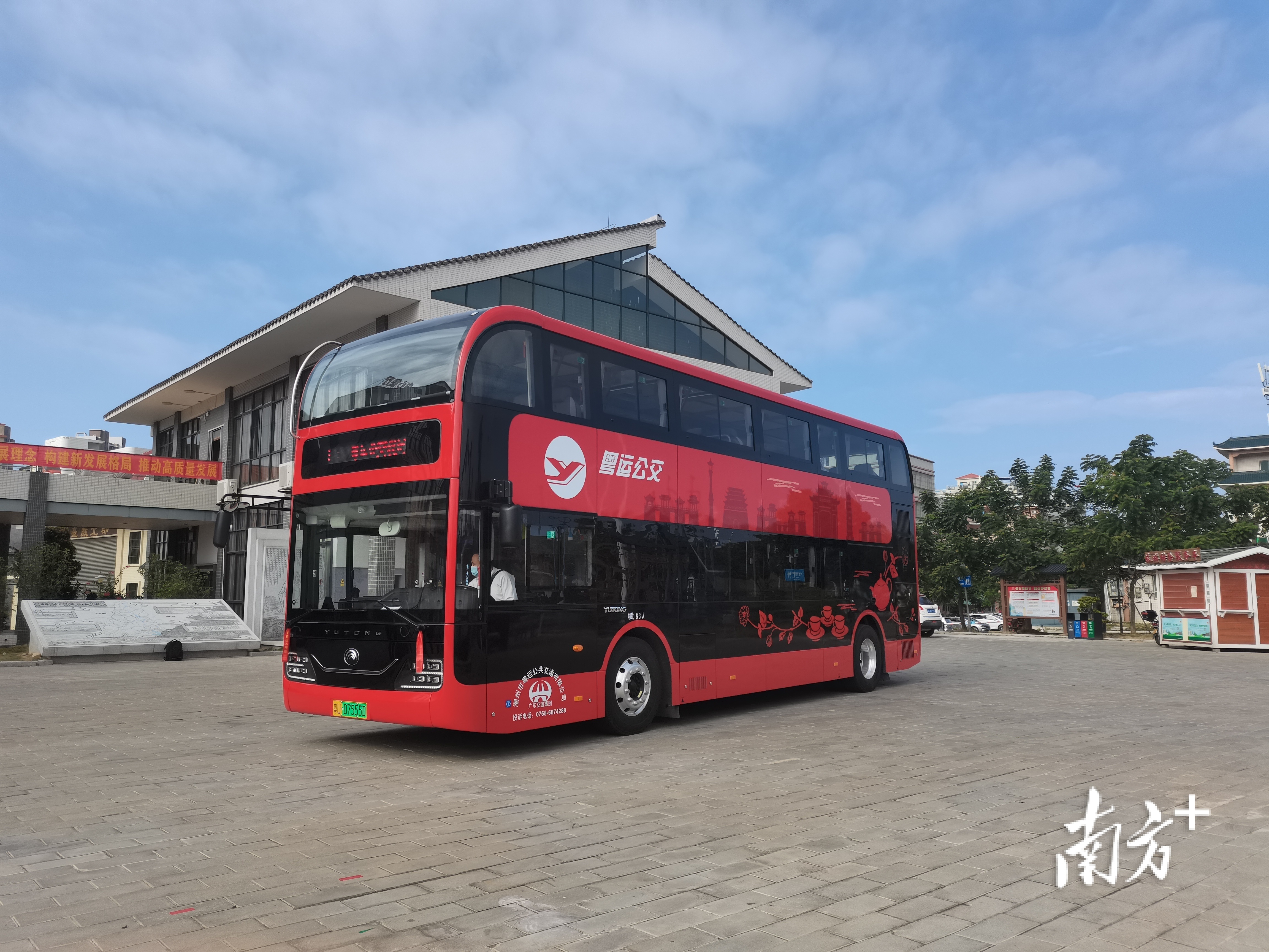 该双层观光巴士为纯电动新能源“零排放”车辆，车身采用一体化设计，以“中国红”为主色调。