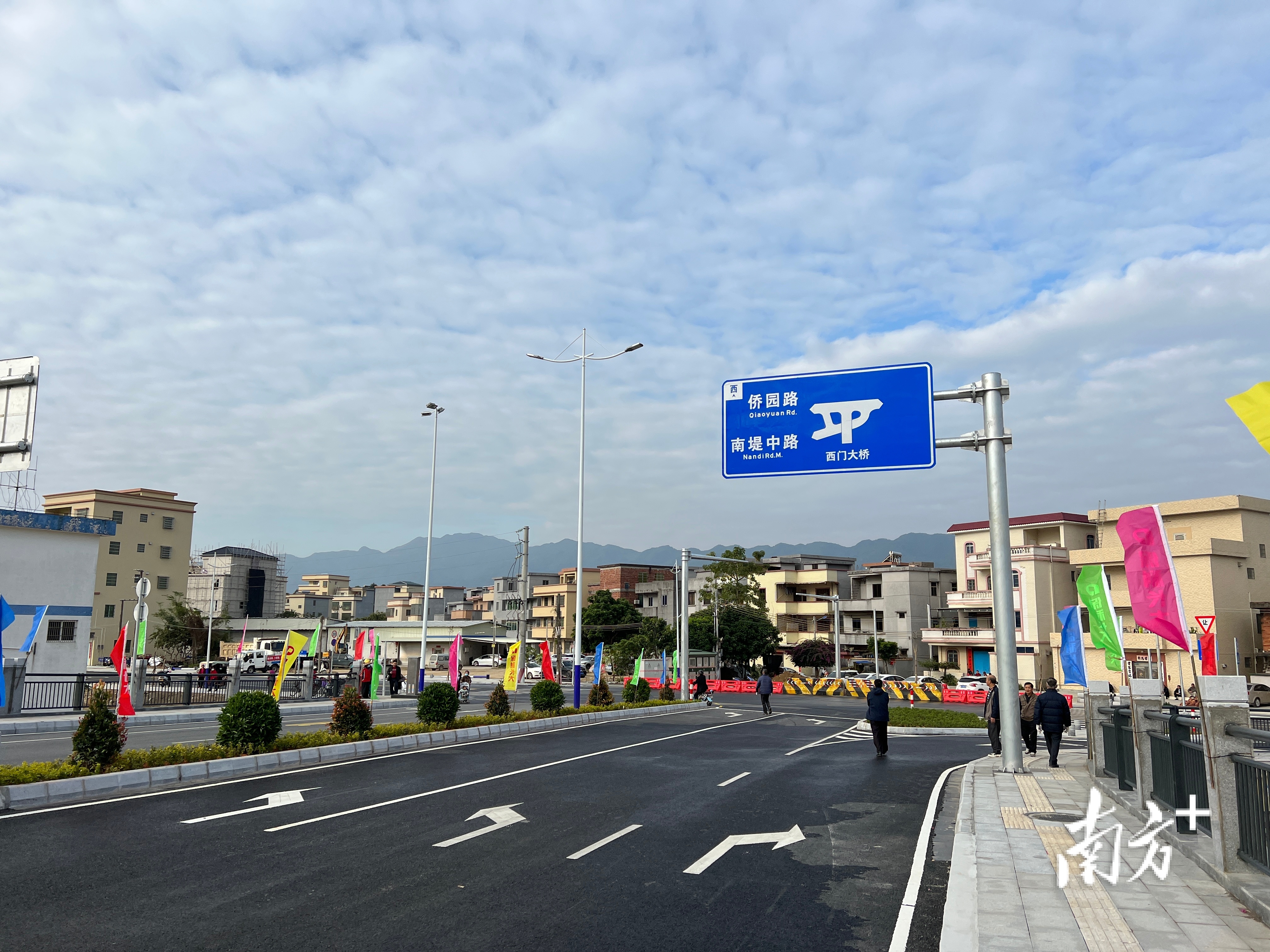 西门大桥及南堤路等项目的建成通车，将有效解决城区居民的交通难题，缓解交通压力。 张婧媛 拍摄