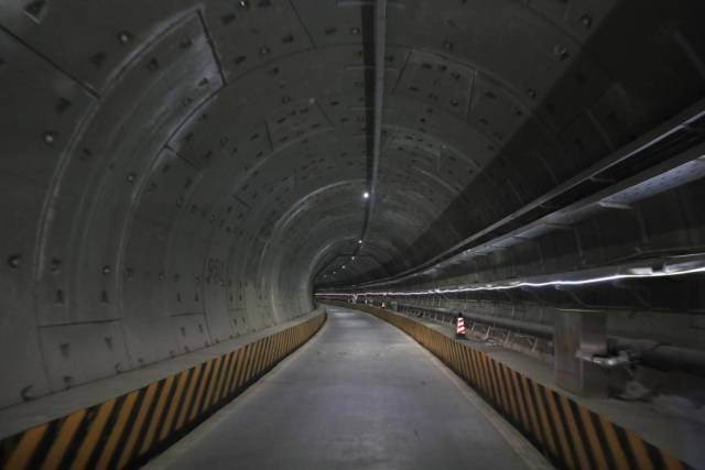 珠江三角洲水资源配置工程鲤鱼洲取水口工程8台“蜗壳”已就位。（广东省水利厅供图）。