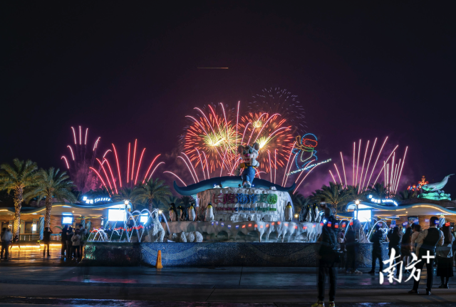 2021年12月31日跨年夜,珠海长隆海洋王国用一场绚丽烟花秀迎接新年.