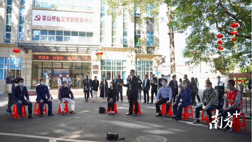 茶山镇茶山圩社区“流动的红凳子”倾听居民建议 何绮莹摄