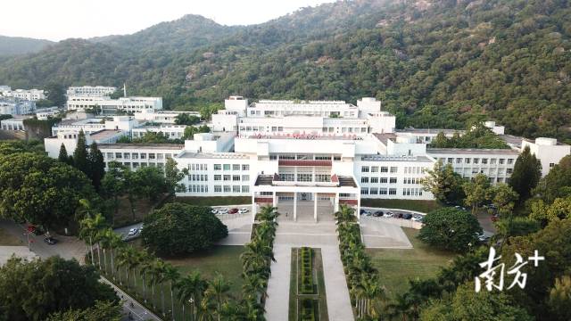汕头大学行政楼航拍.