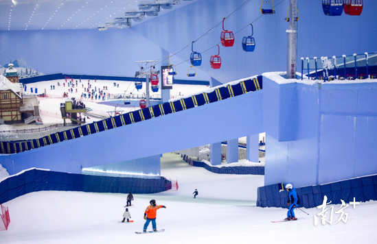 图为广州融创雪世界中高级滑雪区.