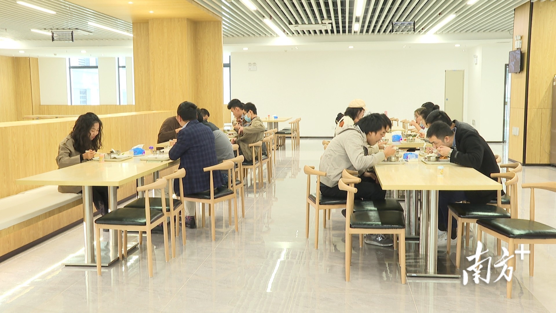 智慧餐厅用餐环境舒适。