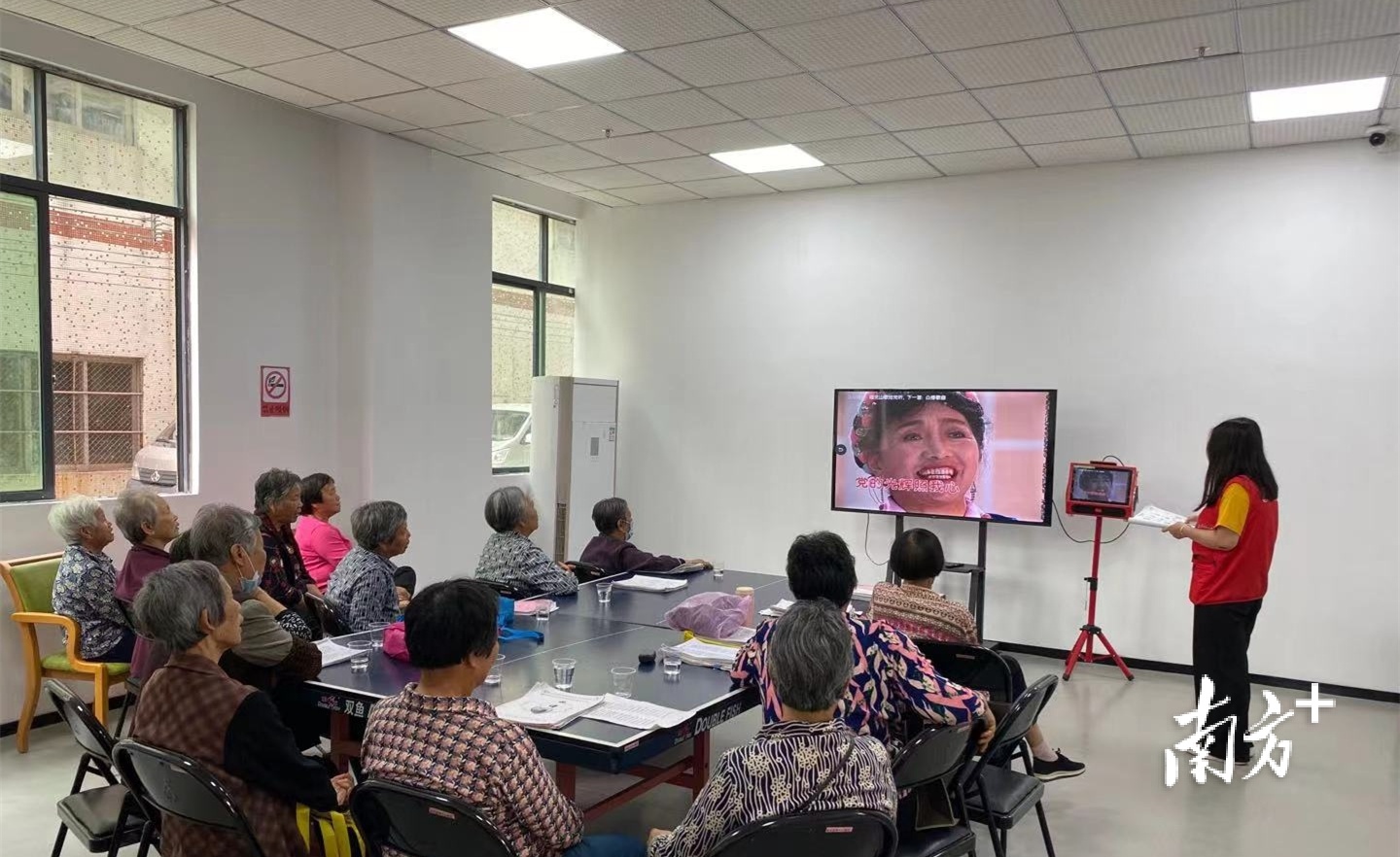 长者在均禾街颐康中心合唱室唱歌。 长者在均禾街颐康中心合唱室唱歌。