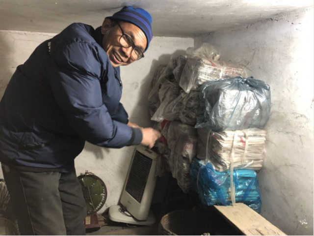 摞在顶楼条凳上的过期报纸